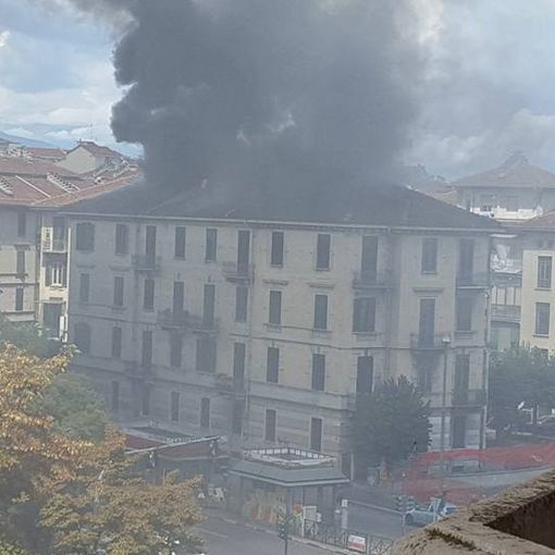 Bruciano i tetti delle case in corso Racconigi: un'alta colonna di fumo nero domina Torino (FOTO e VIDEO)