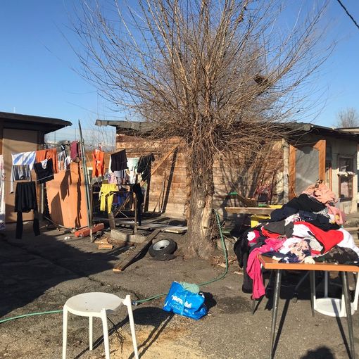 &quot;Viviamo in campi lager come bestie, dateci una casa&quot;: a Torino l'appello dei rom a Comune e Regione [VIDEO e FOTO]