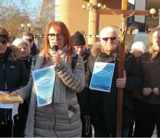 Un rosario di preghiera davanti al tribunale di Torino durante il processo a Salvini
