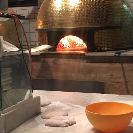 Forno a legna o elettrico: tradizione contro funzionalità