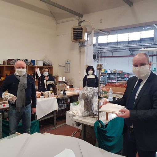 Collegno, la Rostagno riconverte parte del laboratorio per produrre mascherine