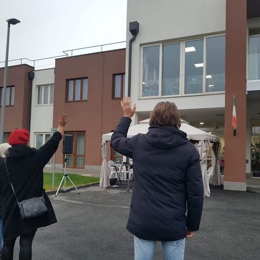 Nichelino, la sorpresa per gli anziani della Rsa San Matteo: il coro della banda comunale per introdurre il clima delle feste