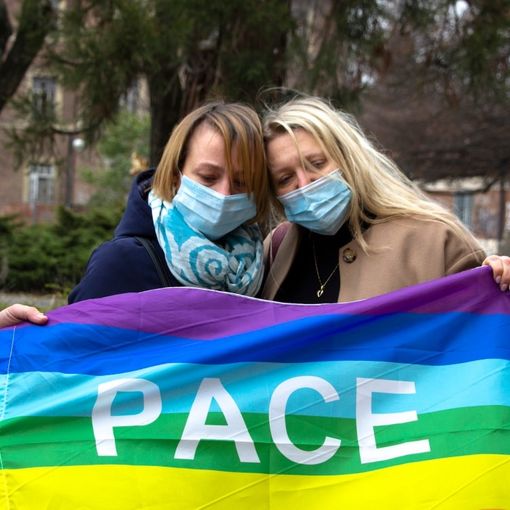 due persone unite sotto la bandiera della Pace
