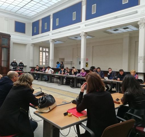 sala con persone riunite