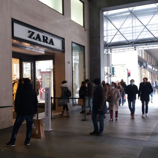 Code nel centro di Torino saldi invernali
