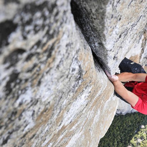 Condove, film sulla salita senza corda di Alex Honnold dei 1000 metri di El Capitan