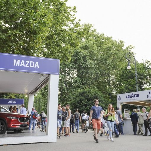 Salone dell'auto: un venerdì da record. E oggi arrivano i bolidi del Gran Premio