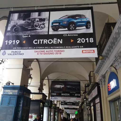 La storia dell'auto col naso all'insù: in mostra a Torino sotto i portici di via Po (FOTO e VIDEO)