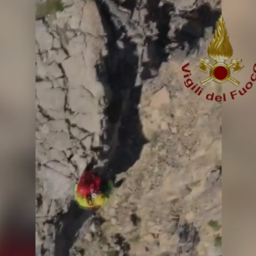 elicottero dei vigili del fuoco in azione in quota