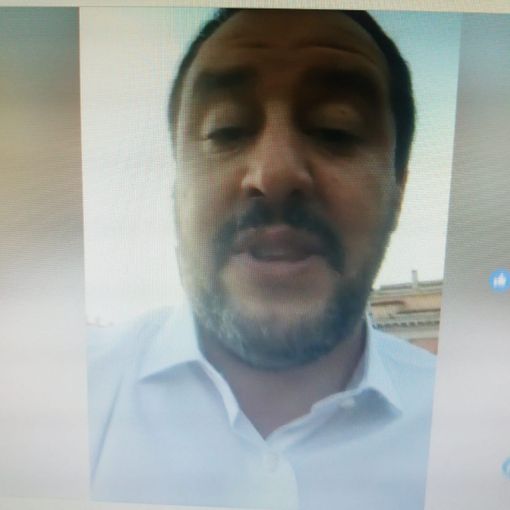 Salvini su Facebook: &quot;Ogni mattina ricevo un messaggio delle forze dell'ordine. Gravissime le accuse di compromettere le indagini&quot;