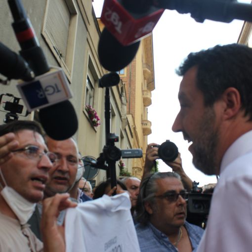 Salvini con operai