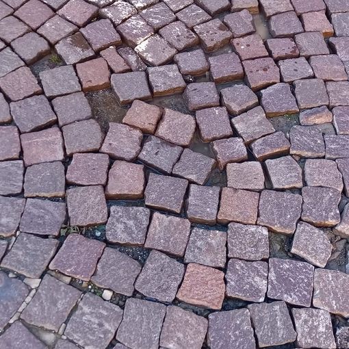Sampietrini rotti in via Giachino