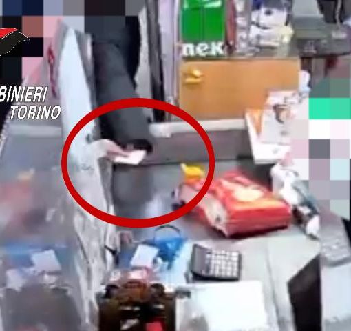 Per cercare di scappare, l'uomo ha spintonato un'amica della vittima intervenuta in soccorso