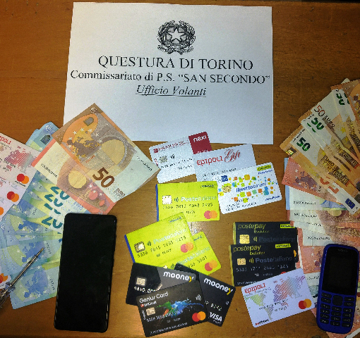 Fermati con oltre 20 carte elettroniche di dubbia provenienza
