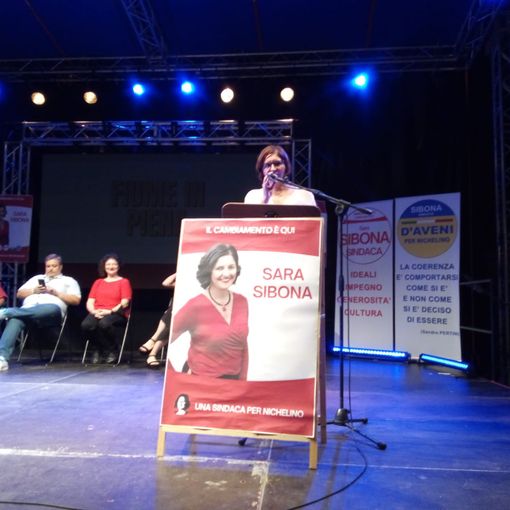 donna che parla al microfono
