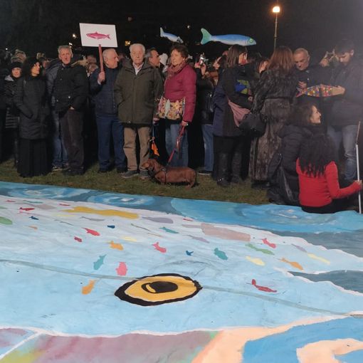 Sardine mandano &quot;bacioni&quot; a Salvini: un migliaio al Valentino [VIDEO]
