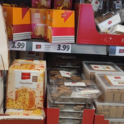 scaffali negozi natale