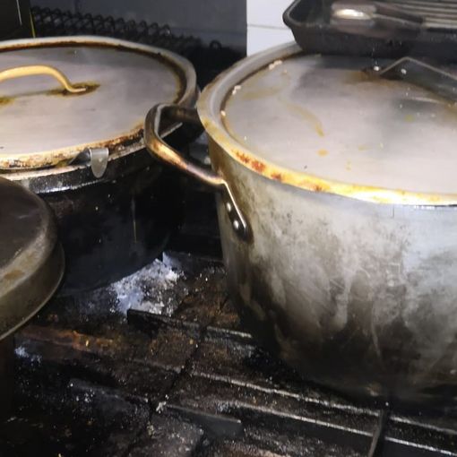 Incuria, cibo marcio e odori nauseabondi: sequestrato un circolo privato di via Magenta