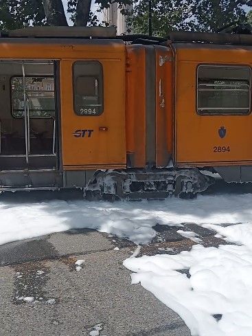 Tram va improvvisamente a fuoco, passeggeri evacuati in tutta fretta