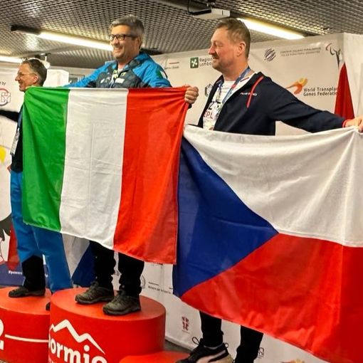 Dona il rene al marito che 5 mesi dopo il trapianto vince la medaglia d’oro di sci