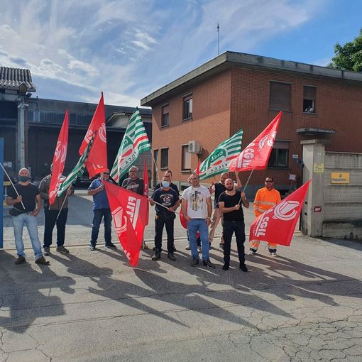 Senza stipendio da aprile: incrociano le braccia i 60 lavoratori della Massano srl