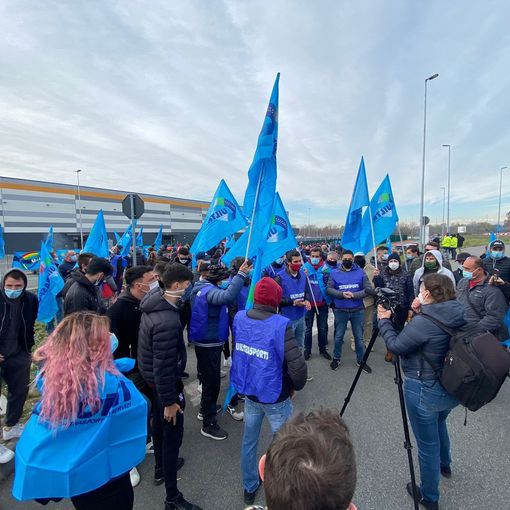 Protesta davanti a stabilimento Amazon