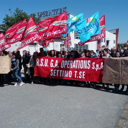 Il re del made in Italy Armani delocalizza: 110 esuberi a Settimo, operai in sciopero (FOTO)