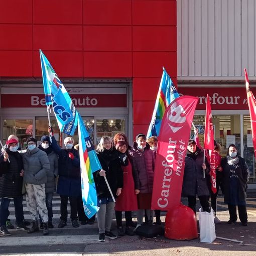 lavoratori in presidio con bandiere sindacali