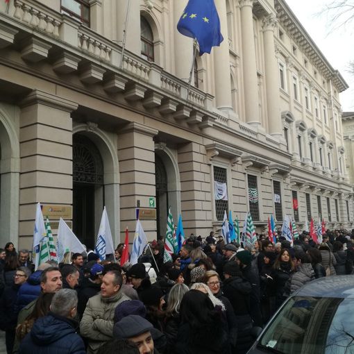 Agenzia delle Entrate, dipendenti in strada: &quot;Impossibile lavorare così: manca gente e il salario è fermo da due anni&quot;