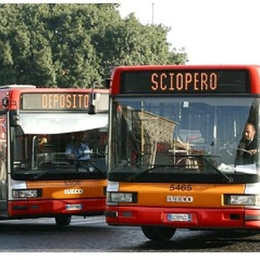 Martedì nero per i pendolari: nel Torinese sciopero bus per i diritti della donna
