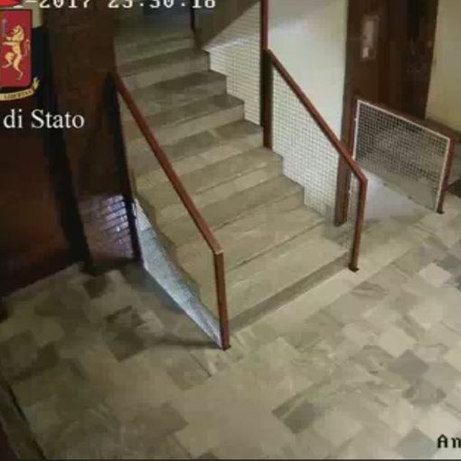 Donna aggredita e scippata nell'androne di casa: il ladro e il complice sono i vicini (VIDEO)