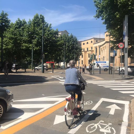 Torino sempre più ciclabile: realizzati nuovi scivoli per le bici in piazza Bernini e piazza Rivoli (FOTO e VIDEO)