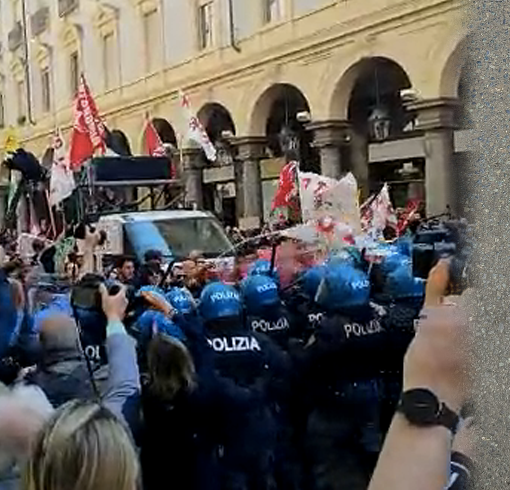 Scontri al corteo del 1° maggio, 8 agenti della polizia feriti: indagini in corso