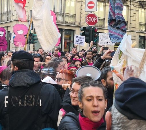 Torino, scontri al corteo dell'8 marzo [FOTO E VIDEO]