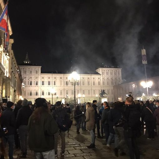 Proteste anti-Covid a Torino: la polizia ha arrestato dieci persone