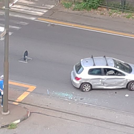 Auto contro il tram 9 in corso Ferrucci: alcuni contusi tra i passeggeri