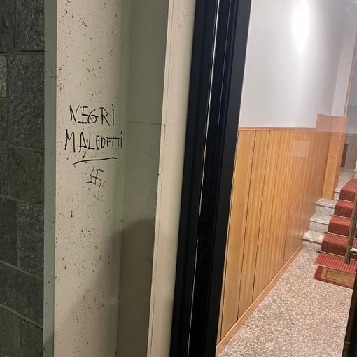 Scritte razziste nell'androne di un palazzo di Chieri, il sindaco Sicchiero: &quot;Gesto disgustoso&quot;
