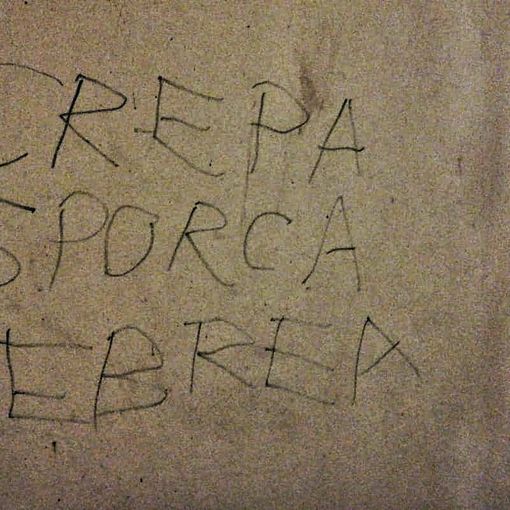 &quot;Crepa sporca ebrea&quot;: scritta antisemita nel quartiere Borgo Po [FOTO e VIDEO]