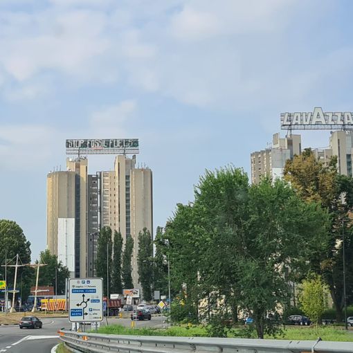 &quot;Stop fossil fuels&quot;: ambientalisti appendono maxi striscione sul grattacielo di Torino Nord