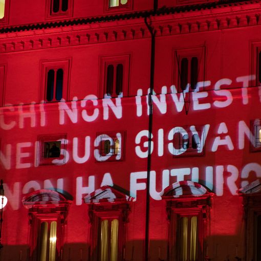 La scritta proiettata alle 18 sulla facciata di Palazzo Chigi