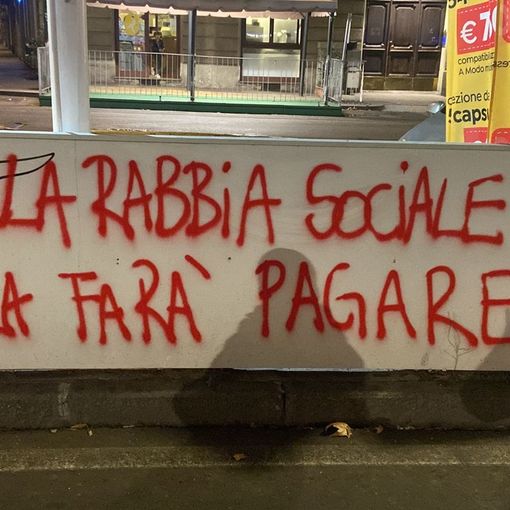 Le scritte lasciate dalla manifestazione anarchica