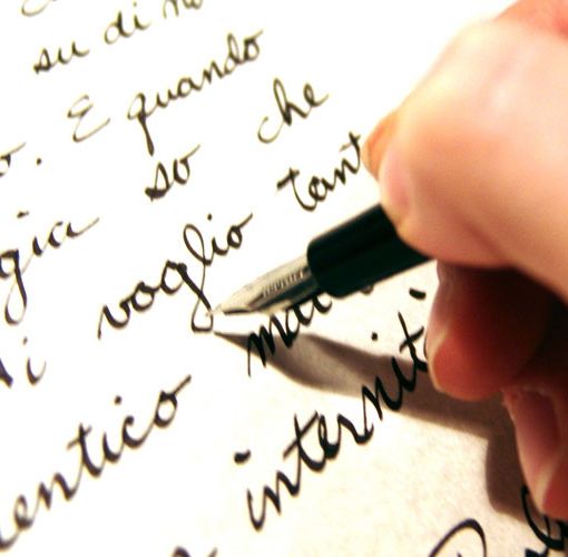 Mano che scrive su un foglio