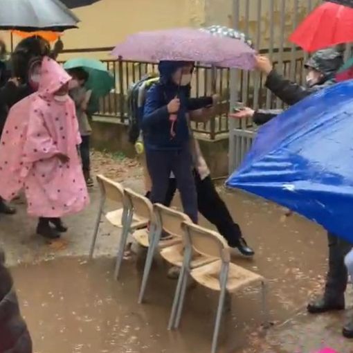 Vanchiglia: il vialetto è allagato, guado di sedie per far entrare i bambini a scuola [VIDEO]