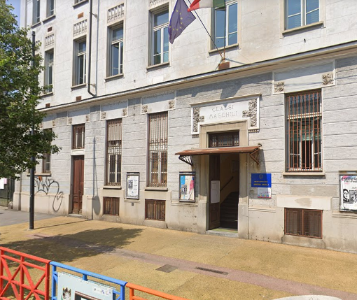 l'ingresso di una scuola con colori per terra