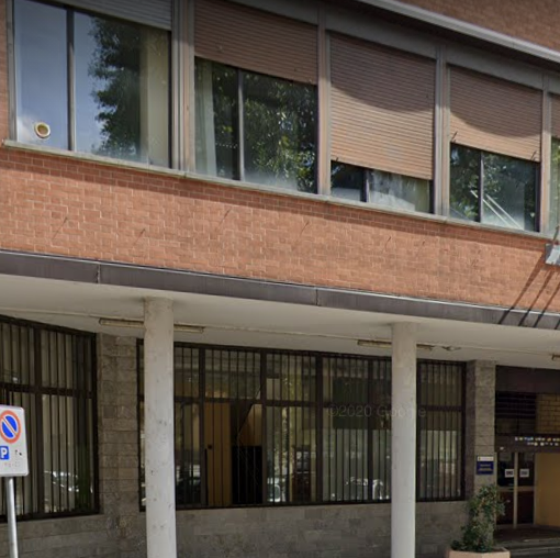 casa di mattoni rossa con bandiere