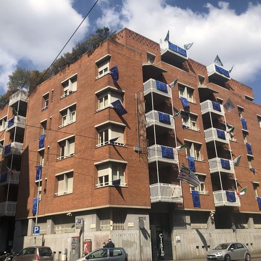 I colori dell'Europa sulla sede Cisl di via Madama Cristina a Torino
