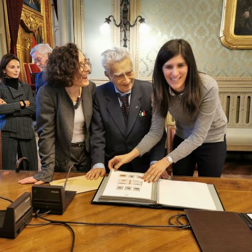 Bruno Segre dona alla Città di Torino la sua collezione filatelica: vale 600.000 euro