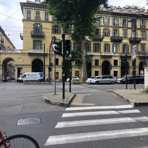 Innovazione a Torino, in arrivo il semaforo &quot;intelligente&quot; per aiutare ciechi ed ipovedenti ad attraversare la strada