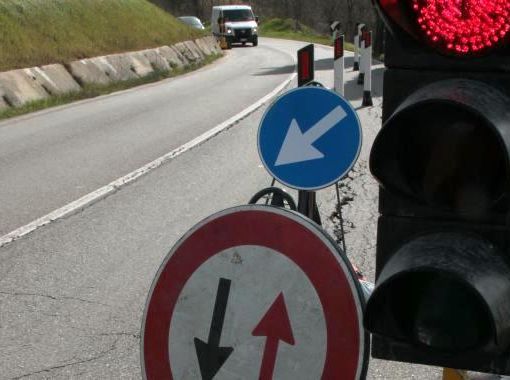 Senso unico alternato regolato a Millaures per salire in località Bacini