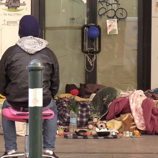 senza tetto in via viotti